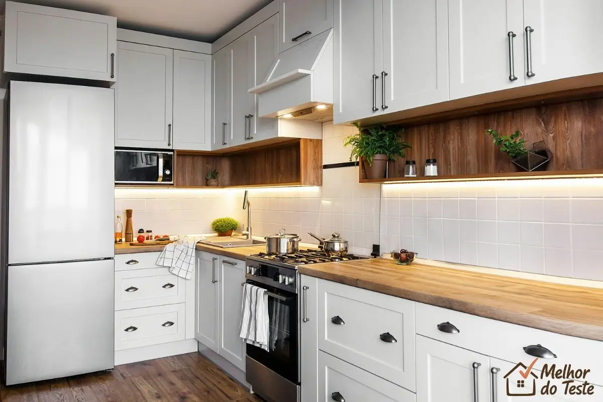 Cozinha boho moderna com armários brancos, bancada de madeira e decoração natural, representando o estilo acolhedor do blog Melhor do Teste.